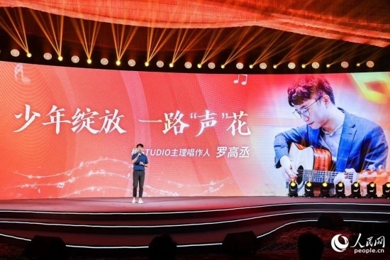 羅高丞在臺上分享自己的創(chuàng)作心路。人民網攝