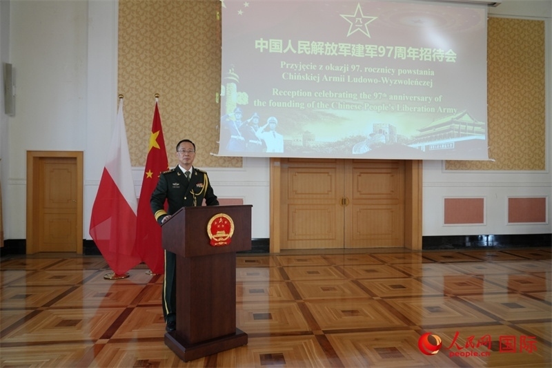 波蘭使館國防武官張寅生大校在招待會上致辭。人民網(wǎng)記者 李增偉攝 