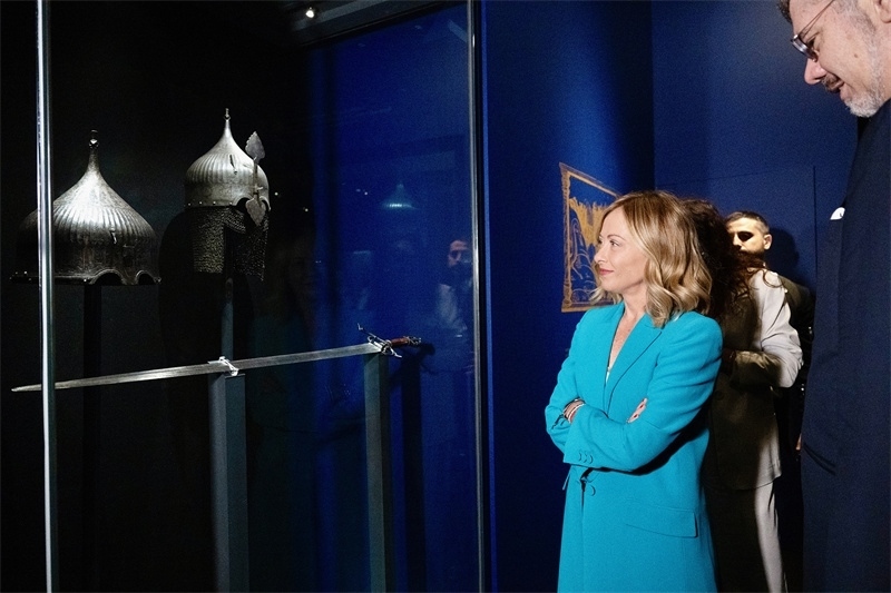 意大利總理梅洛尼參觀展覽“傳奇之旅：馬可·波羅與絲綢之路上的世界”。 (意大利總理府供圖)