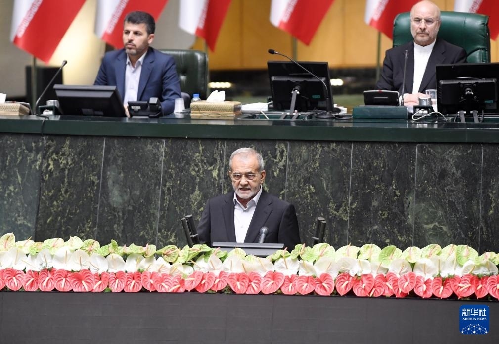 7月30日，佩澤希齊揚(yáng)（前）在伊朗德黑蘭的伊朗議會宣誓就任伊朗總統(tǒng)后發(fā)表就職演說。新華社記者 沙達(dá)提 攝