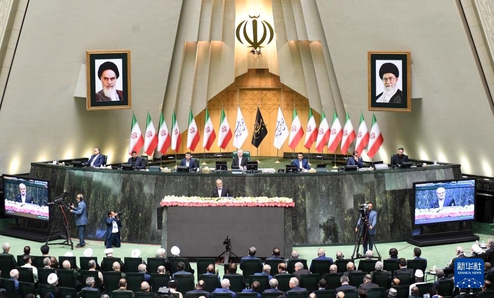 7月30日，佩澤希齊揚(yáng)（中）在伊朗德黑蘭的伊朗議會宣誓就任伊朗總統(tǒng)后發(fā)表就職演說。新華社記者 沙達(dá)提 攝