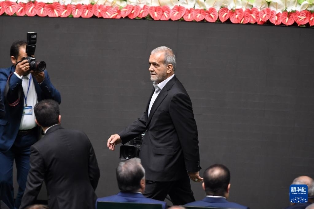 7月30日，在伊朗德黑蘭的伊朗議會，佩澤希齊揚(yáng)（中）抵達(dá)總統(tǒng)就職典禮現(xiàn)場。新華社記者 沙達(dá)提 攝