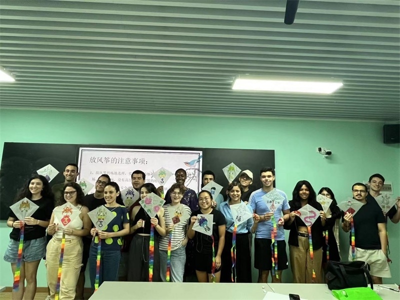 在中國(guó)和巴西共迎兩國(guó)建交50周年之際，巴西圣保羅州立大學(xué)孔子學(xué)院今年7月成功組織多批、近40名巴西青少年來(lái)華進(jìn)行短期訪問(wèn)交流，圖為訪問(wèn)團(tuán)成員參加文化體驗(yàn)活動(dòng)。 巴西圣保羅州立大學(xué)孔子學(xué)院供圖