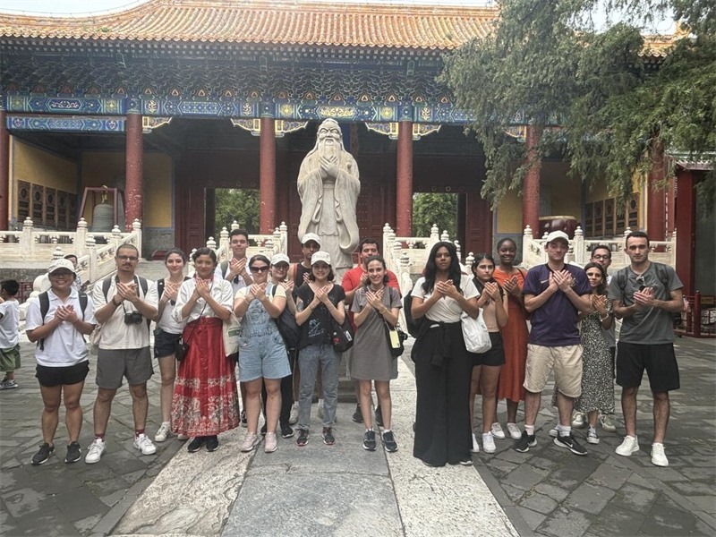 在中國(guó)和巴西共迎兩國(guó)建交50周年之際，巴西圣保羅州立大學(xué)孔子學(xué)院今年7月成功組織多批、近40名巴西青少年來(lái)華進(jìn)行短期訪問(wèn)交流，圖為訪問(wèn)團(tuán)成員參加文化體驗(yàn)活動(dòng)。 巴西圣保羅州立大學(xué)孔子學(xué)院供圖