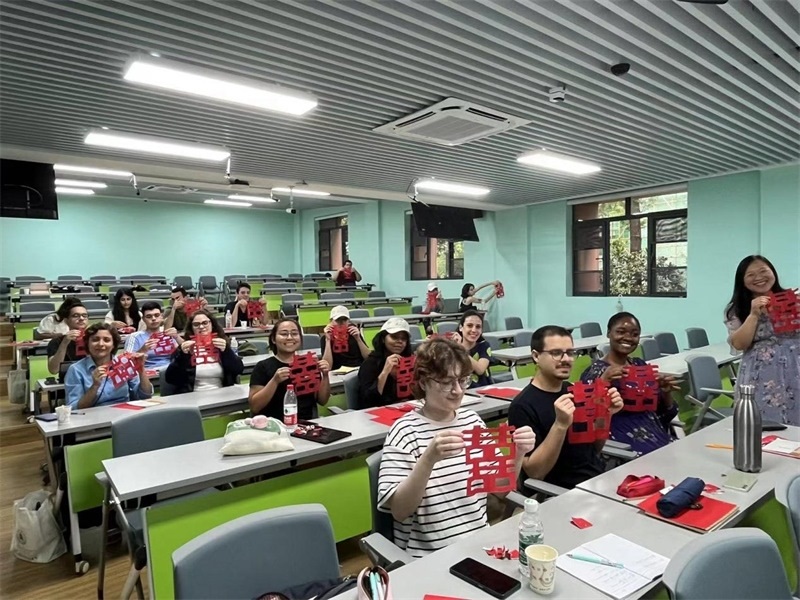 在中國(guó)和巴西共迎兩國(guó)建交50周年之際，巴西圣保羅州立大學(xué)孔子學(xué)院今年7月成功組織多批、近40名巴西青少年來(lái)華進(jìn)行短期訪問(wèn)交流，圖為訪問(wèn)團(tuán)成員參加文化體驗(yàn)活動(dòng)。 巴西圣保羅州立大學(xué)孔子學(xué)院供圖