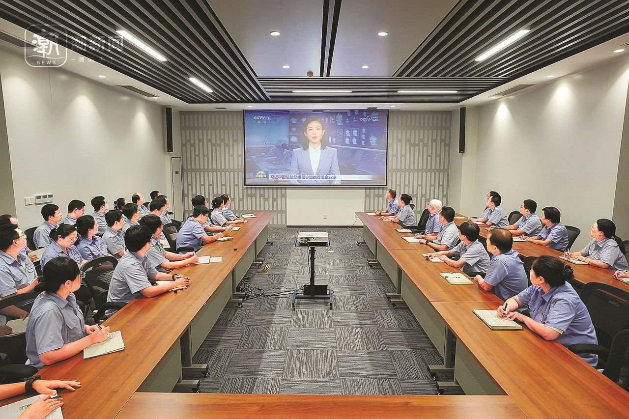 2024年8月1日晚，寧波永新光學(xué)股份有限公司員工集體觀看央視《新聞聯(lián)播》關(guān)于國家主席習(xí)近平給包陪慶、曹其鏞等祖籍寧波的香港企業(yè)家回信的報道。潮新聞記者 賀元凱 彭鵬 周旭輝 攝