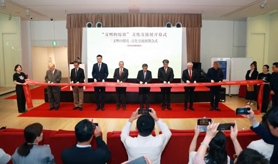 中外嘉賓共同為“文明的綻放”文化交流展開幕式剪彩。中國(guó)外文局國(guó)際傳播發(fā)展中心供圖