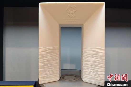 白瓷作品《凱旋尊》巧妙融合了法國與中國最具象征意義的藝術形式和元素進行再創(chuàng)造。 吳冠標 攝