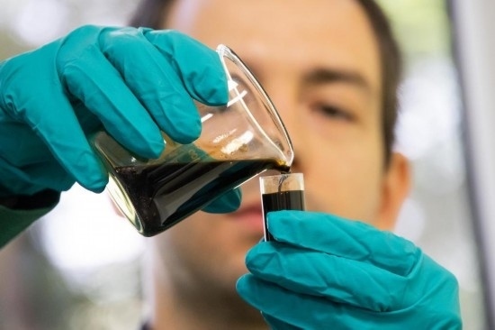 2022年5月24日，在匈牙利薩茲豪隆包陶多瑙河煉油廠，一名工人對(duì)通過(guò)阿德里亞輸油管道運(yùn)達(dá)的原油樣品進(jìn)行質(zhì)量分析。新華社發(fā)（弗爾季·奧蒂洛攝）