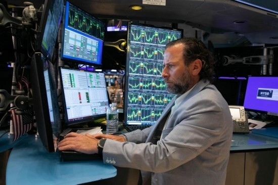 5月3日，交易員在美國(guó)紐約證券交易所交易大廳工作。新華社發(fā)（郭克攝）