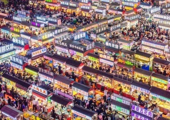 2024年4月21日，人們在河北省正定縣小商品夜市品嘗美食（無人機(jī)照片）。新華社發(fā)（武志偉 攝）