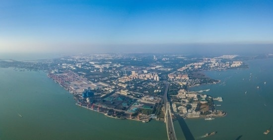 海南自貿(mào)港重點園區(qū)——洋浦經(jīng)濟(jì)開發(fā)區(qū)（2023年12月31日攝，無人機(jī)全景照片）。新華社記者 蒲曉旭 攝