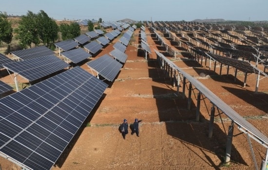 2024年4月16日，工人在河北省石家莊市靈壽縣譚莊鄉(xiāng)程家莊村的“農(nóng)光互補(bǔ)”光伏發(fā)電場巡查（無人機(jī)照片）。新華社記者 楊世堯 攝