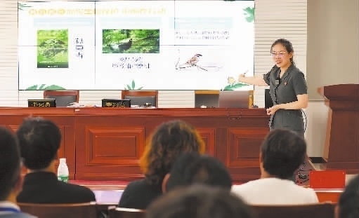 圖②：法官給旁聽群眾講解破壞生態(tài)環(huán)境的危害和法律后果。