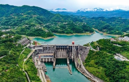 這是陜西安康水電站大壩（2024年6月21日攝，無人機(jī)照片）。新華社記者 蔡湘鑫 攝