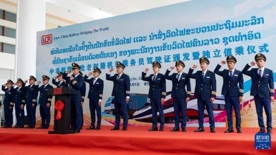 8月5日，在中老鐵路萬象站，中老鐵路首批14名老撾籍火車司機(jī)進(jìn)行宣誓。新華社發(fā)（凱喬 攝）