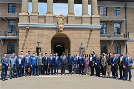 （與會(huì)人員合影留念。駐肯使館供圖）