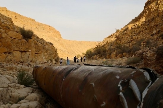 這是4月28日在以色列南部城市阿拉達(dá)附近拍攝的伊朗導(dǎo)彈殘骸。新華社發(fā)（賈馬爾·阿瓦德攝）