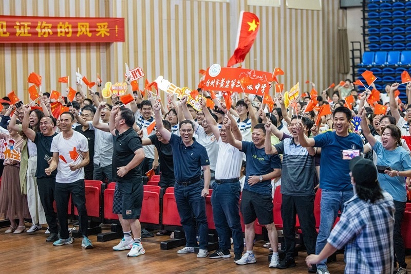 北京時(shí)間7月27日，2024年巴黎奧運(yùn)會(huì)首個(gè)比賽日，在射擊10米氣步槍混合團(tuán)體比賽中，中國選手黃雨婷/盛李豪獲得金牌。圖為黃雨婷的母校師生們通過收看奧運(yùn)直播的方式為她加油助威。