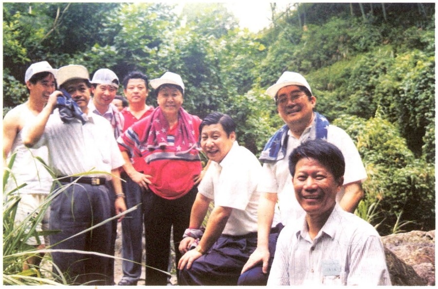 1999年6月，習近平在福州森林公園參加紀念毛主席“發(fā)展體育運動，增強人民體質(zhì)”題詞47周年登山健身活動。（資料照片，來源：《習近平在福建》（下））