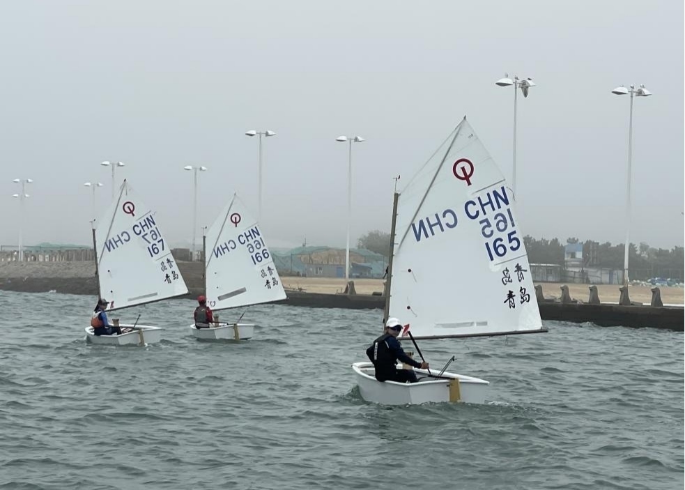 青島市嶗山區(qū)中韓小學帆船社團進行帆船訓練。青島市嶗山區(qū)教育和體育局供圖