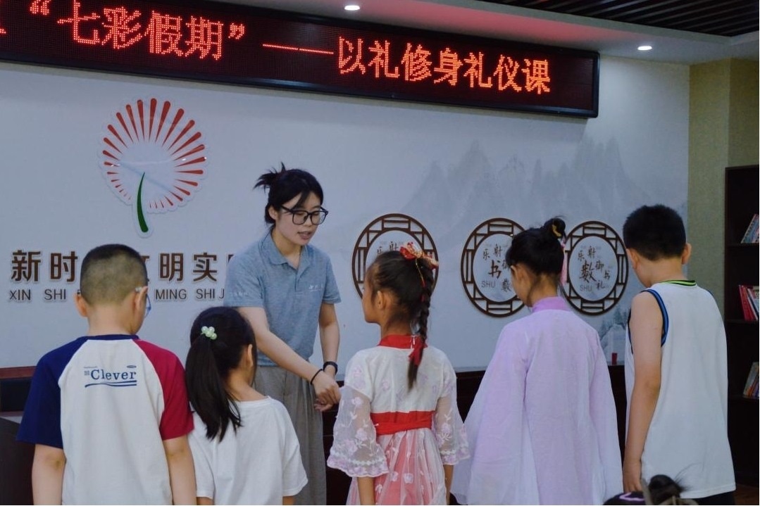 曲阜市小雪街道如意社區(qū)新時代文明實踐站以禮修身禮儀課。謝婉瑩 攝
