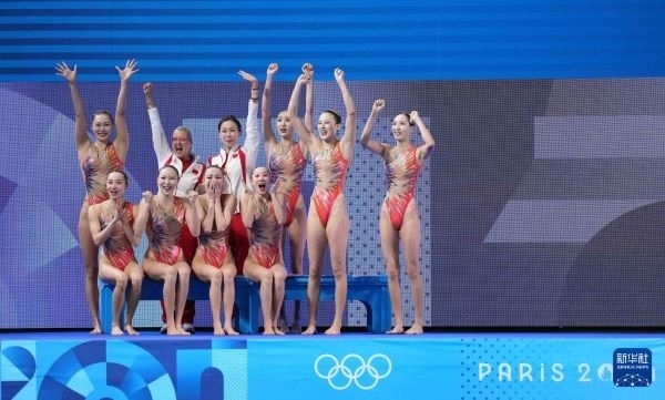 北京時間8月8日凌晨，巴黎奧運會花樣游泳集體項目的最后一項比賽集體技巧自選在巴黎奧林匹克水上運動中心舉行。中國隊奪得花樣游泳集體項目金牌。圖為中國隊在比賽后慶祝奪冠。新華社記者 薛宇舸 攝