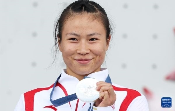 北京時間8月7日，在巴黎奧運會攀巖女子速度賽比賽中，中國選手鄧麗娟獲得銀牌。圖為亞軍中國選手鄧麗娟在頒獎儀式上。新華社記者 高靜 攝