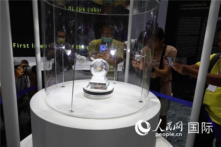 “嫦娥五號”探測器從月球帶回的月球樣品在泰國展出。人民網(wǎng)記者簡承淵攝