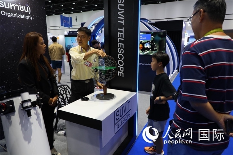 專家向觀眾講述航天知識。人民網(wǎng)記者簡承淵攝。