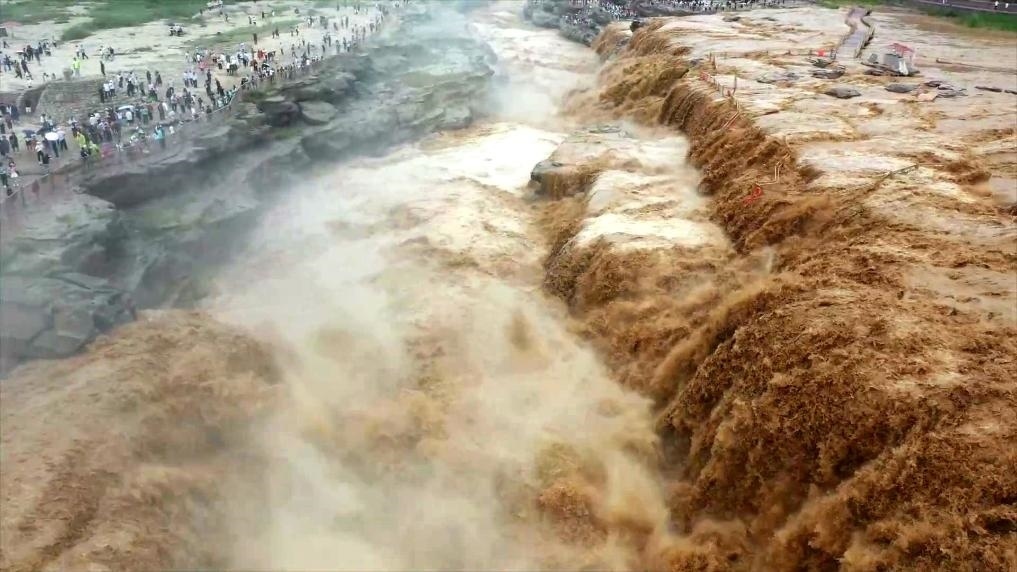 黃河壺口瀑布水量大增，出現(xiàn)壯美黃色瀑布群景觀。新華社發(fā) 呂桂明 攝