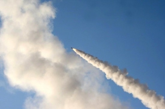 這張2011年6月28日在伊朗中部城市庫姆附近拍攝的照片顯示，一枚導(dǎo)彈在“偉大先知６”軍事演習(xí)中發(fā)射升空。新華社發(fā)