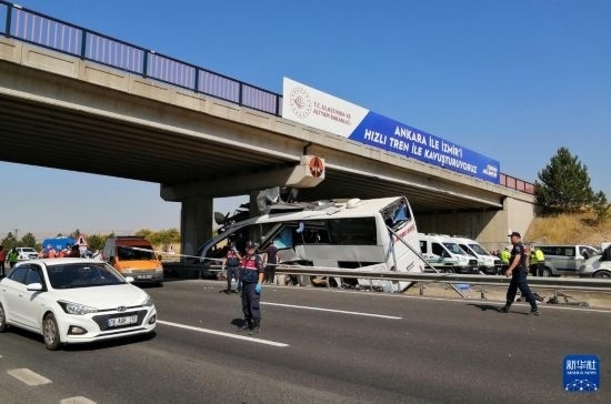 這是8月9日在土耳其安卡拉省波拉特勒拍攝的事故現(xiàn)場。新華社發(fā)（穆斯塔法·卡亞攝）