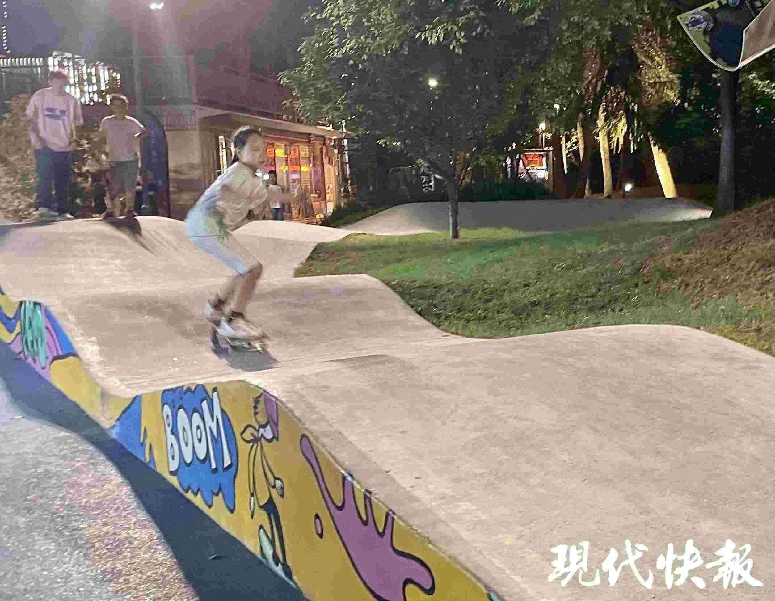 南京西城·夜未央的滑板場地上，一群青少年正在玩滑板