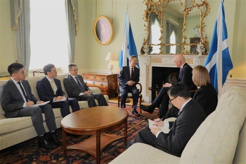 中國(guó)駐英國(guó)大使鄭澤光在愛(ài)丁堡會(huì)見(jiàn)蘇格蘭首席部長(zhǎng)斯溫尼。中國(guó)駐英國(guó)使館供圖