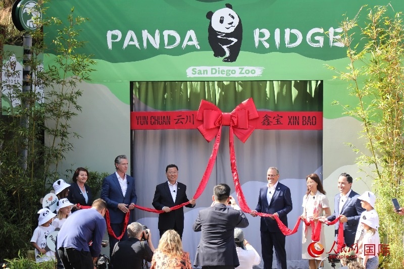 1、中國(guó)駐美國(guó)大使謝鋒、加州州長(zhǎng)紐森、圣迭戈市市長(zhǎng)格洛利亞等人共同為“熊貓嶺”開(kāi)館剪彩。 人民網(wǎng)記者 李志偉攝