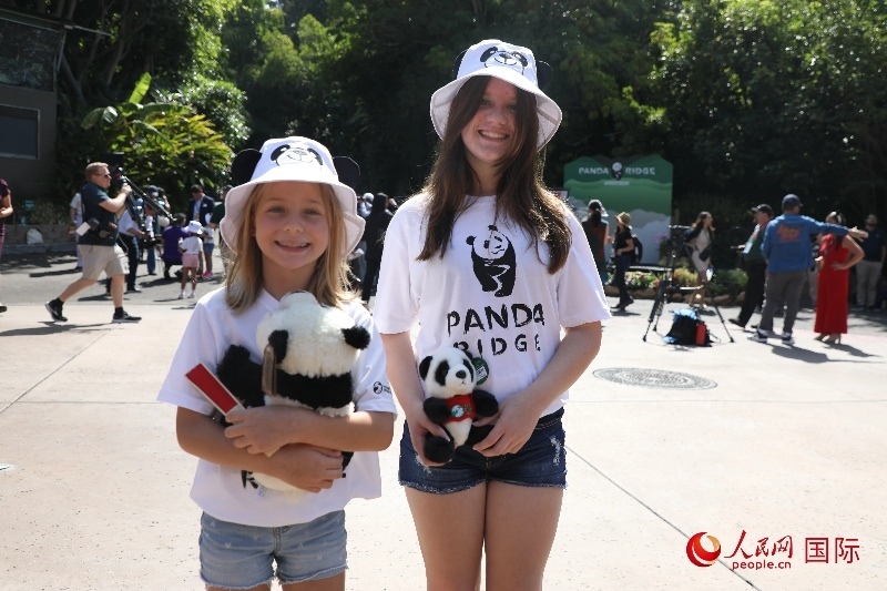 3、美國(guó)當(dāng)?shù)卦S多民眾來(lái)圣迭戈動(dòng)物園看熊貓。 人民網(wǎng)記者 李志偉攝