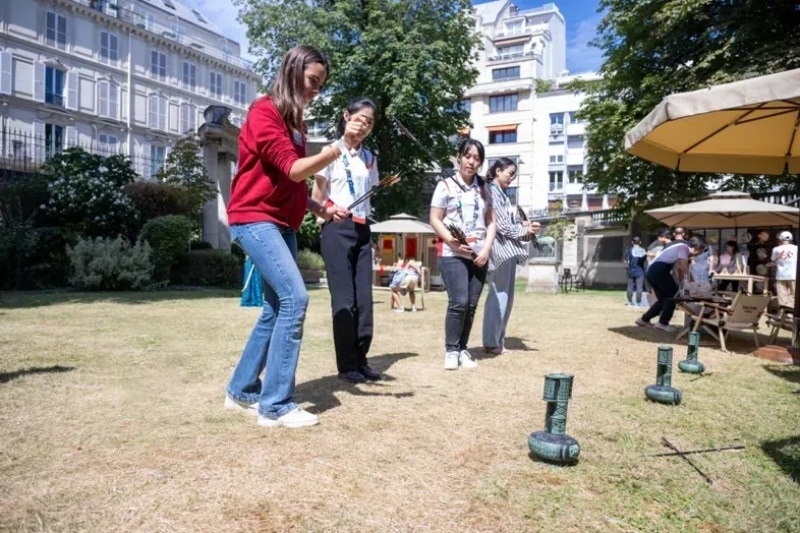 中外友人體驗投壺游戲。巴黎