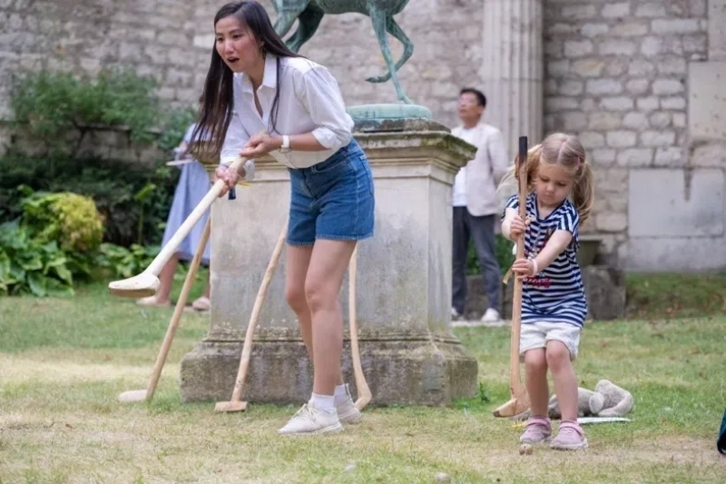 小朋友體驗捶丸游戲。巴黎