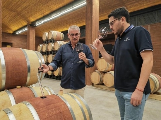  8月7日，尼古拉·格里馬（左）與同事在酒窖中。新華社記者 劉海 攝