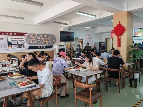 清水灣社區(qū)食堂坐滿了前來(lái)就餐的居民。新華社記者 鄒欣媛 攝