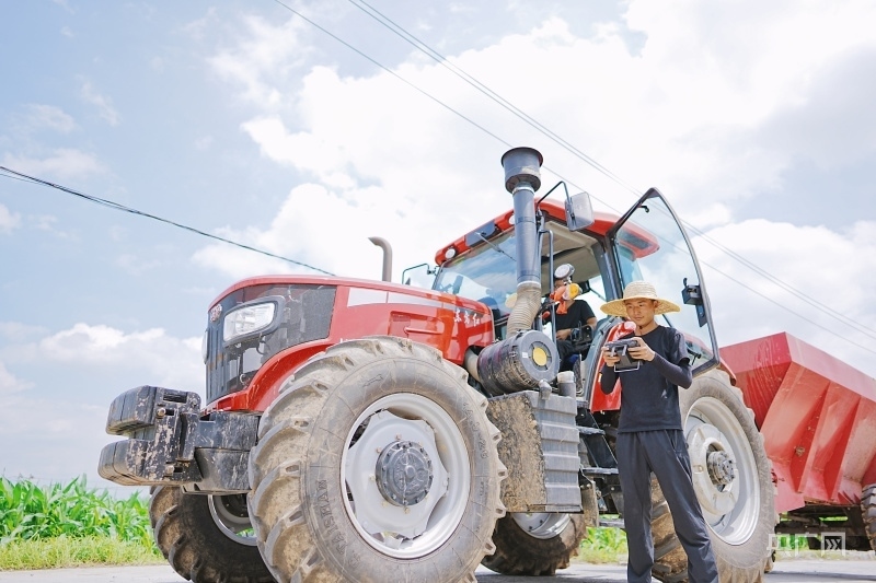 王銘欣正盯著遙控器操作無(wú)人機(jī)（央廣網(wǎng)記者 張羲輪 攝）