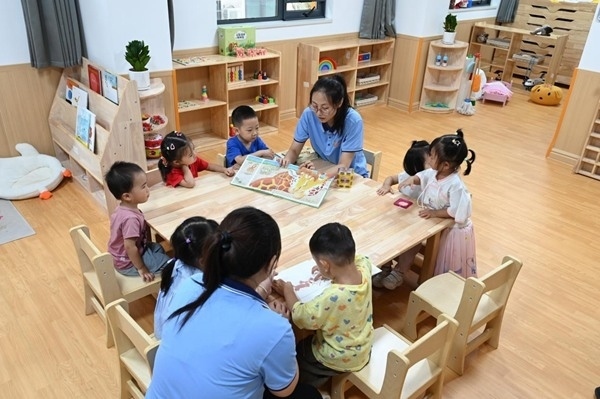 鄭州市金水區(qū)杜嶺街道工會專門開設了低幼兒童托管班。人民網(wǎng)記者王玉興攝