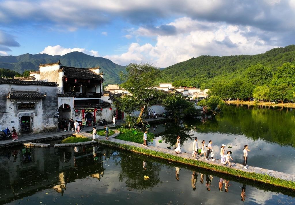 2024年7月7日，游客在安徽省黃山市黟縣宏村游玩。新華社記者杜宇攝