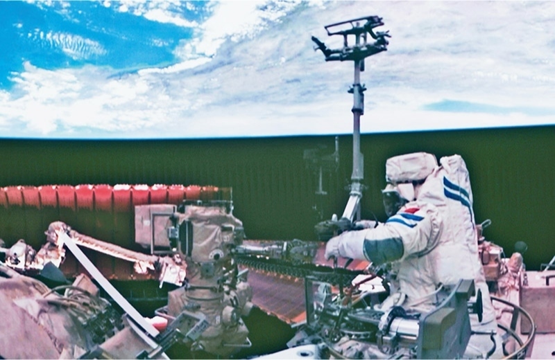 黨的十八大以來，我國科技事業(yè)取得歷史性成就、發(fā)生歷史性變革，科技自立自強(qiáng)成果持續(xù)涌現(xiàn)。圖為2024年7月3日在北京航天飛行控制中心拍攝的神舟十八號(hào)航天員李聰在空間站組合體艙外作業(yè)的畫面。 新華社記者 郭中正/攝