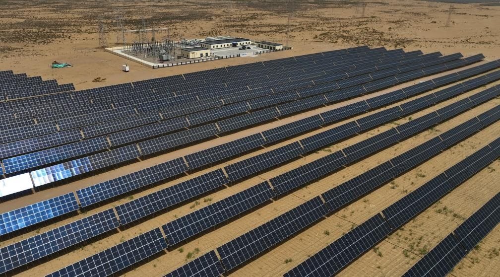 這是2024年5月16日拍攝的內(nèi)蒙古巴彥淖爾市磴口縣烏蘭布和沙漠光伏基地。新華社記者李云平攝