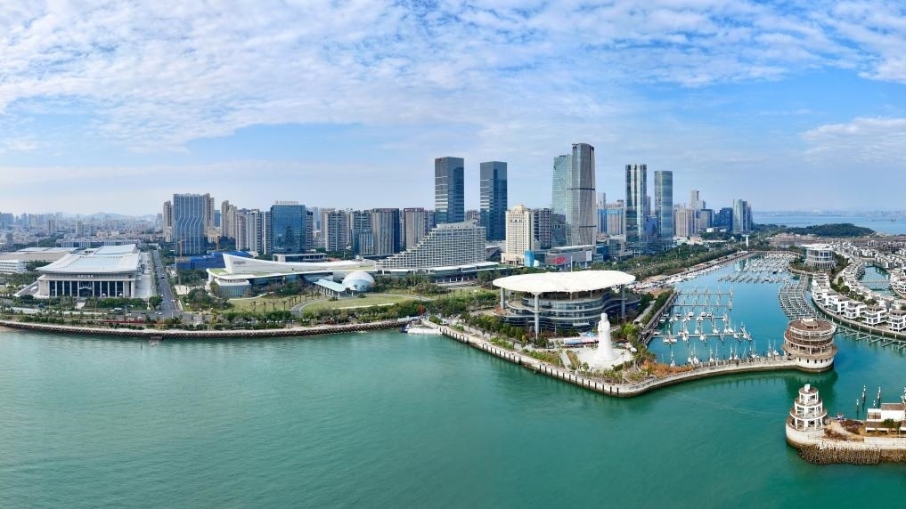 2024年1月24日拍攝的廈門國(guó)際會(huì)議中心、環(huán)島路一帶濱海城市景觀。新華社記者姜克紅攝