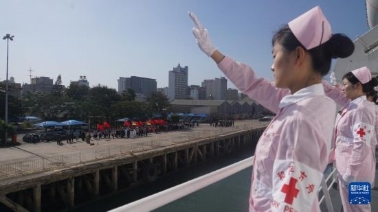 當(dāng)?shù)貢r(shí)間8月16日上午10時(shí)許，執(zhí)行“和諧使命-2024”任務(wù)的中國(guó)海軍“和平方舟”號(hào)醫(yī)院船圓滿結(jié)束對(duì)莫桑比克的訪問(wèn)，駛離馬普托港，前往本次任務(wù)第五站南非。新華社發(fā)（曹春耀 攝）