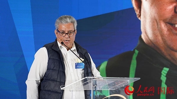 茨瓦尼市市長委員會成員漢內(nèi)斯·科茲致辭。人民網(wǎng) 張茜攝