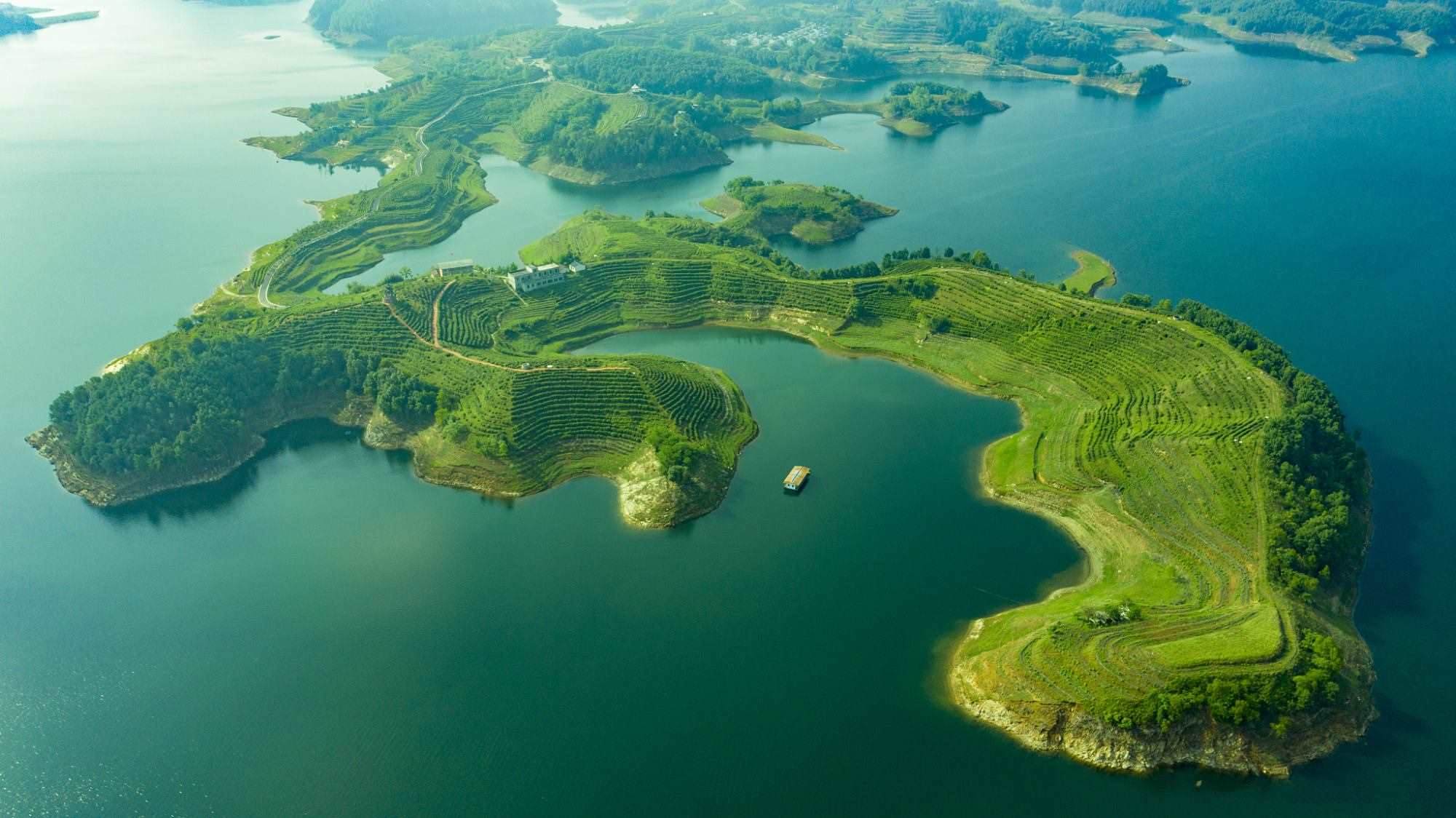 丹江口庫(kù)區(qū)鳳凰山的綠水青山